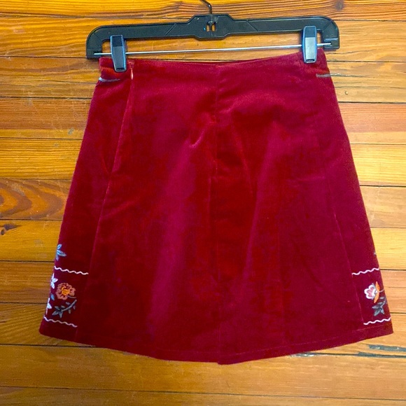 Adorable. Red Floral Print Corduroy Mini Skirt- Sz 26 - Picture 3 of 4
